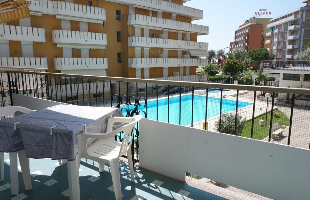 Bazén v ubytovaní Excellent flat with AC, shared pool and parking alebo v jeho blízkosti