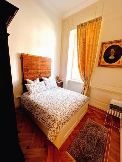 トリエステにあるBeyond8 LuxurySuiteのベッドルーム(ベッド1台、窓付)