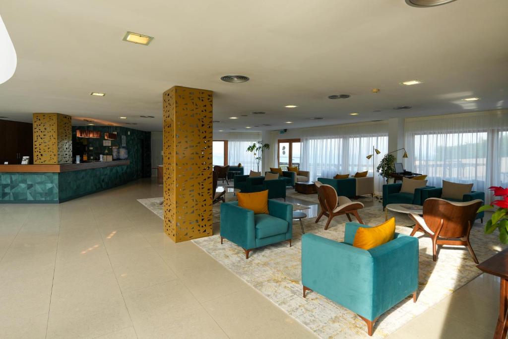 Een zitgedeelte bij Hotel Miramar Sul
