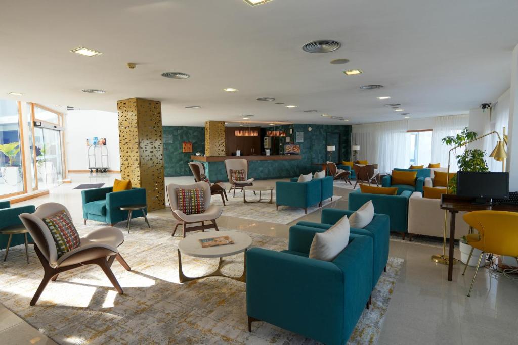 Een zitgedeelte bij Hotel Miramar Sul