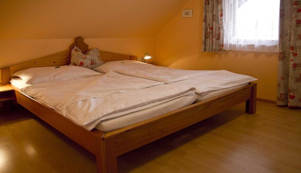 Postel nebo postele na pokoji v ubytování Ermi Pracher