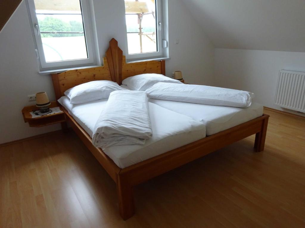 Postel nebo postele na pokoji v ubytování Ermi Pracher