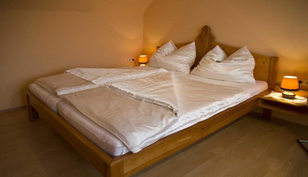 Postel nebo postele na pokoji v ubytování Ermi Pracher