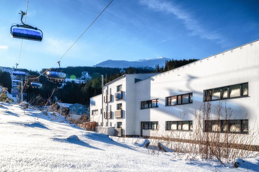 Nespecifikovaný výhled na hory nebo výhled na hory při pohledu z aparthotelu