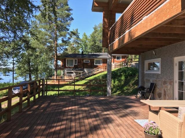 un patio con una valla de madera y una casa en Villa Kägöne, en Parikkala