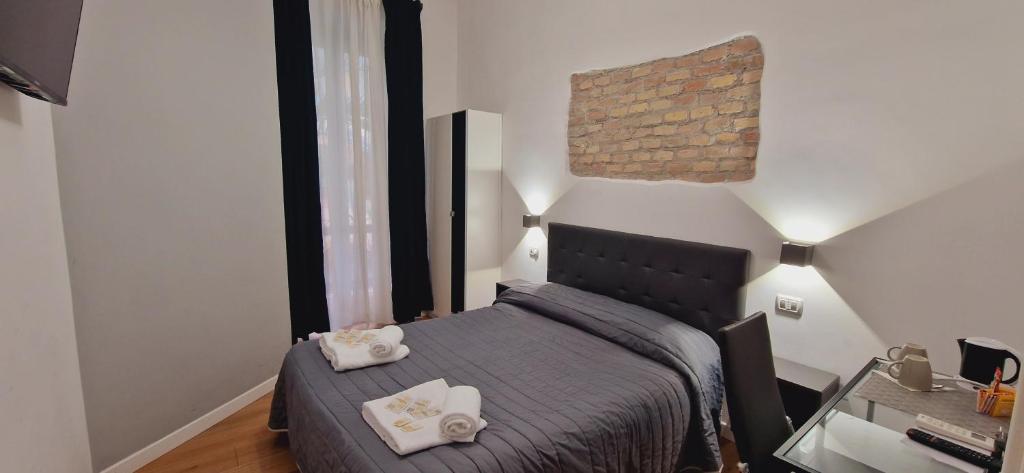 een slaapkamer met een bed met 2 kussens erop bij Oasi Guest House in Rome