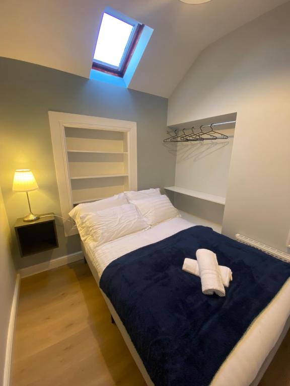 Postel nebo postele na pokoji v ubytování Newly Furnished 5 Bedroom Gem in Sligo