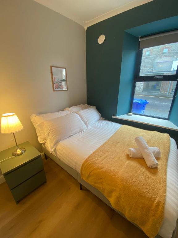 Postel nebo postele na pokoji v ubytování Newly Furnished 5 Bedroom Gem in Sligo