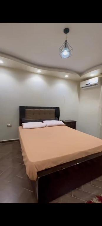 a bedroom with a large bed in a room at الدقي شارع محي الدين ابو العز الرئيسي in Cairo