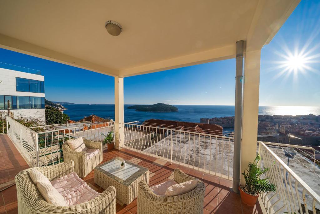 uma varanda com cadeiras e vista para o oceano em Isaura Apartments em Dubrovnik