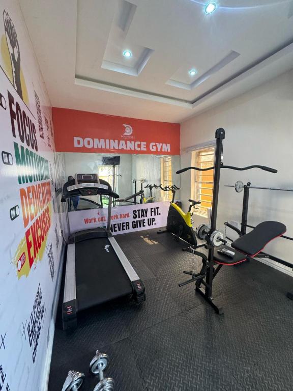 Fitness centrum a/nebo fitness zařízení v ubytování Dominance Events and Suites