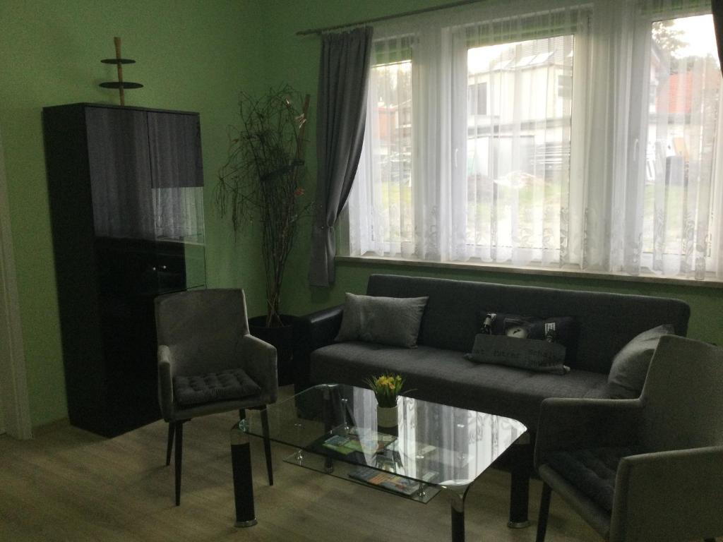 uma sala de estar com um sofá e uma mesa de centro em Ferienwohnung Burgblick em Plaue