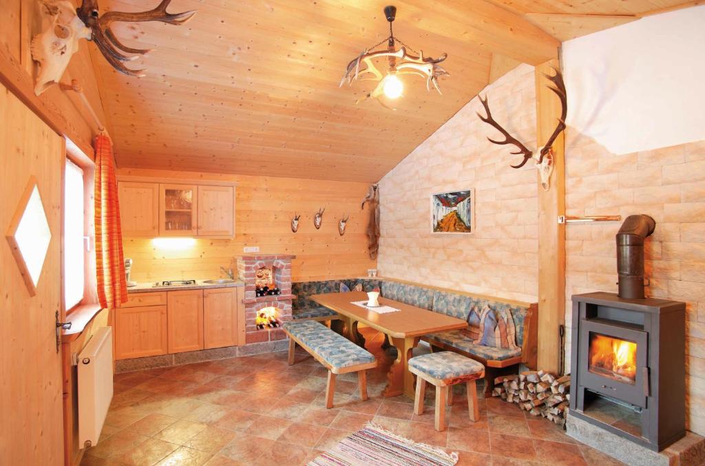 una cucina con tavolo e piano cottura in una stanza di Chalets Grossmitt a Pertisau