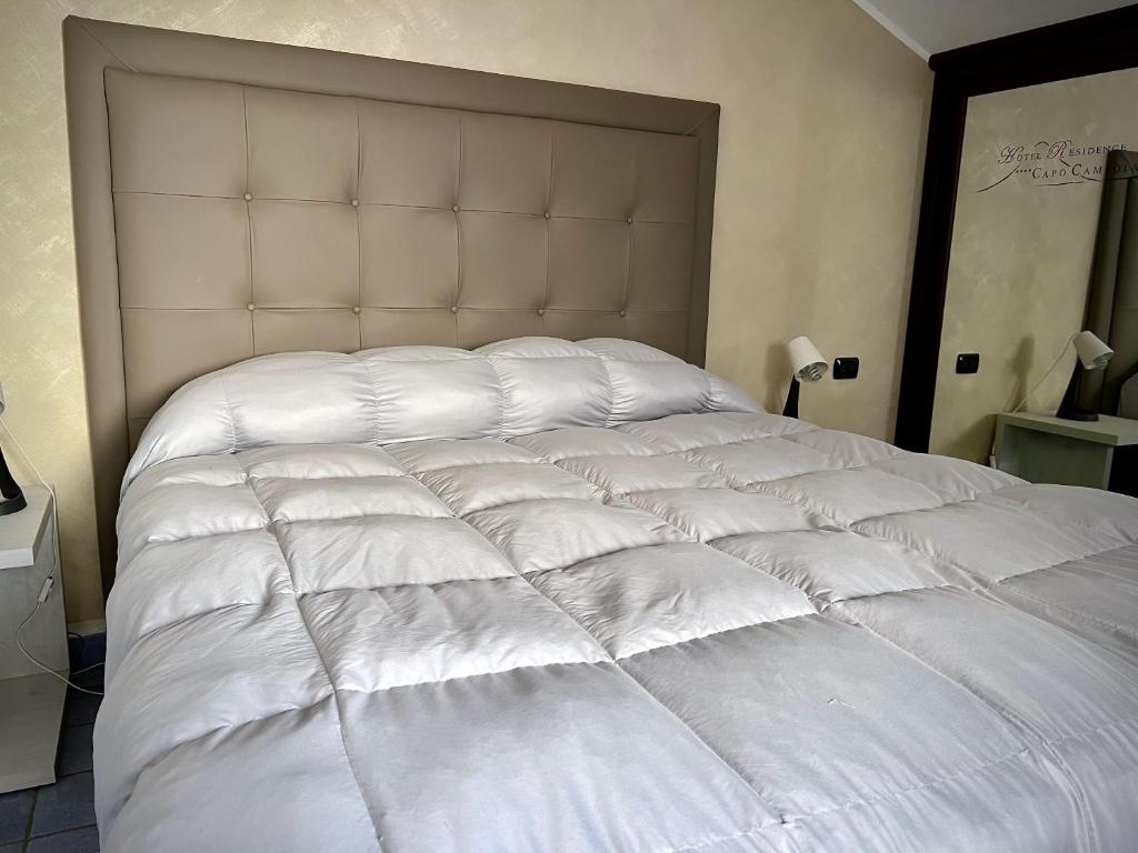 Postel nebo postele na pokoji v ubytování Hotel Capo Campolato