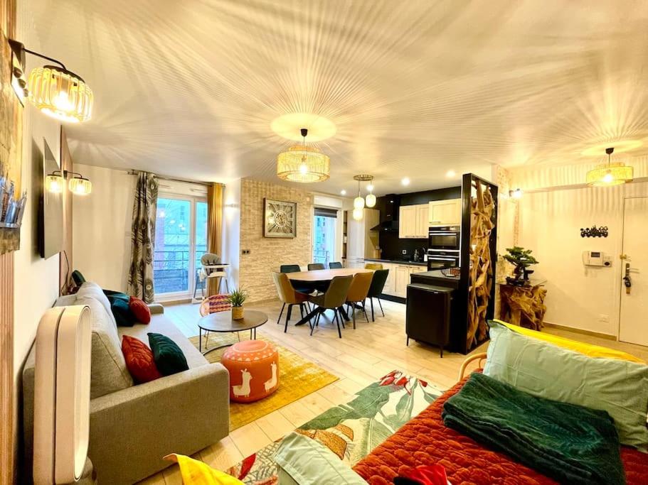 un salon avec un canapé et une salle à manger dans l'établissement Disneyland 5 min/9 pers/Gare, à Montévrain