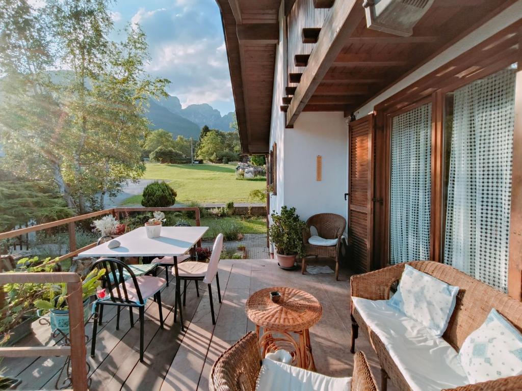 a patio with a table and chairs on a balcony at Gioz87 in Gioz