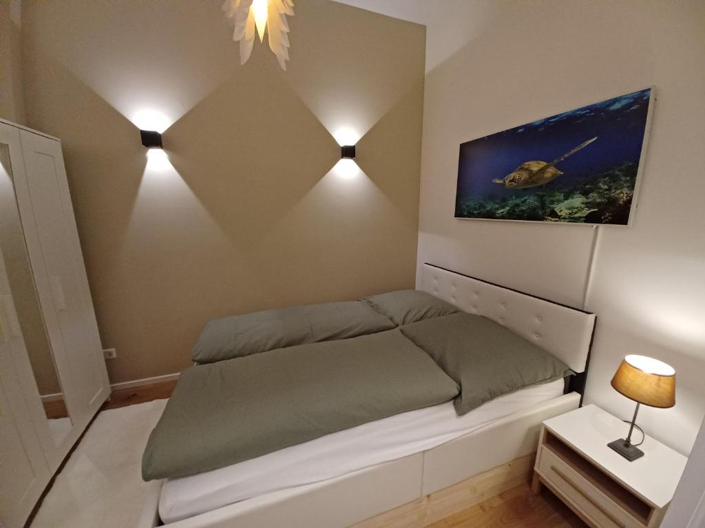um pequeno quarto com uma cama no canto em Ferienwohnung Berlin Mitte em Berlim