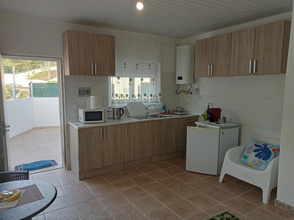 格拉迪爾的住宿－Quarto duplo，厨房配有木制橱柜和白色冰箱。