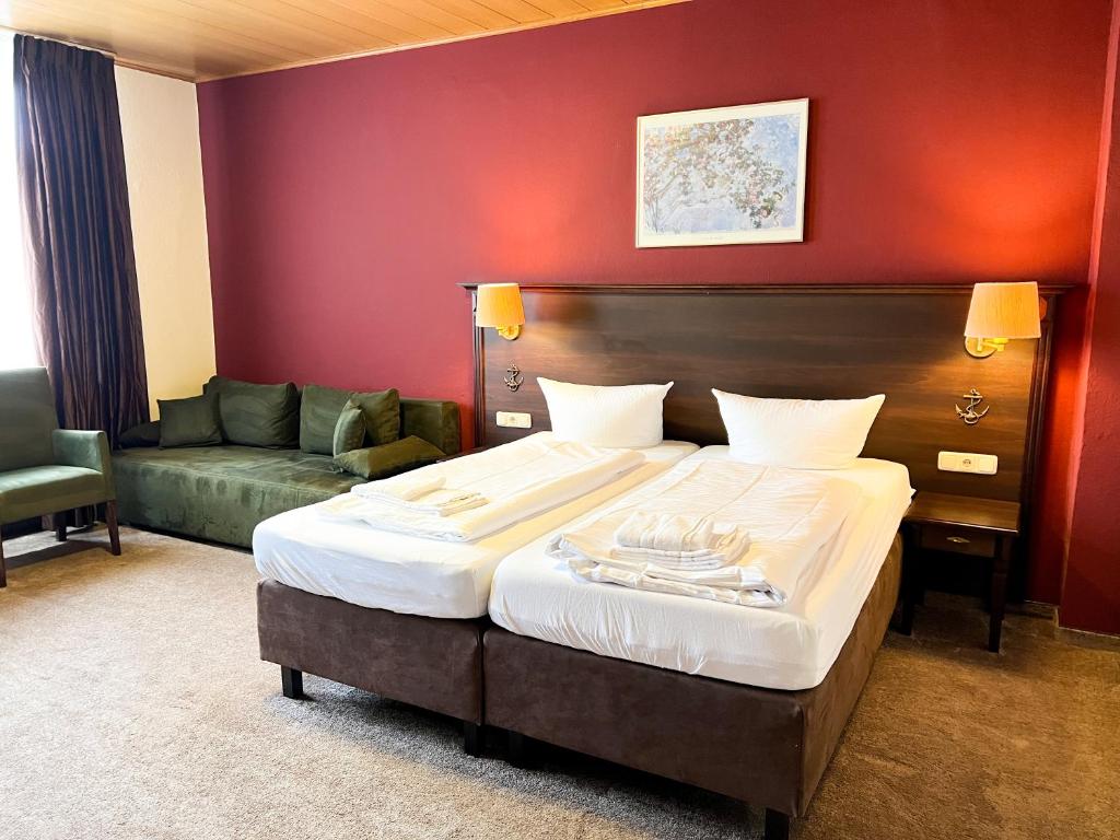 une chambre d'hôtel avec un lit et un canapé dans l'établissement Hotel Fränkischer Hof, à Kitzingen