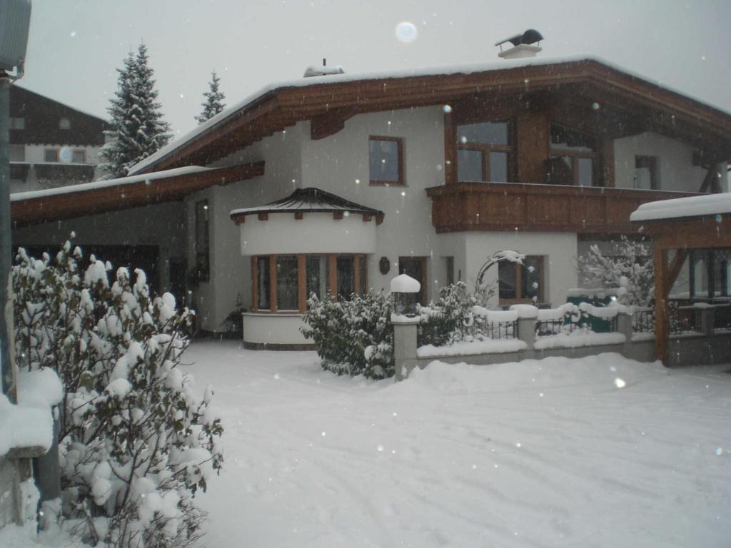 een huis met sneeuw op de grond ervoor bij Appartements Agnes in Fulpmes