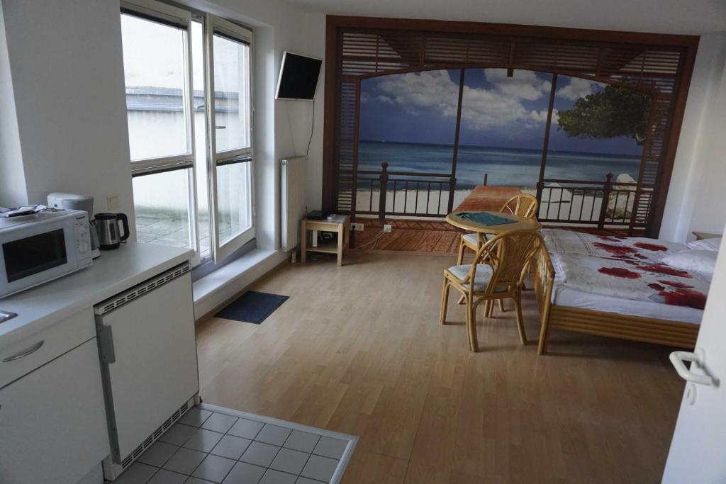 a kitchen and living room with a view of the ocean at Gartenapartment nah beim Zentrum und ruhig in Vienna