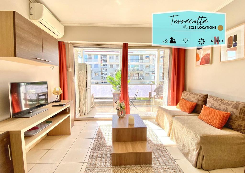 un salon avec un canapé et une télévision dans l'établissement Terracotta - Proche Palais des Festivals - By SCLS Locations, à Cannes