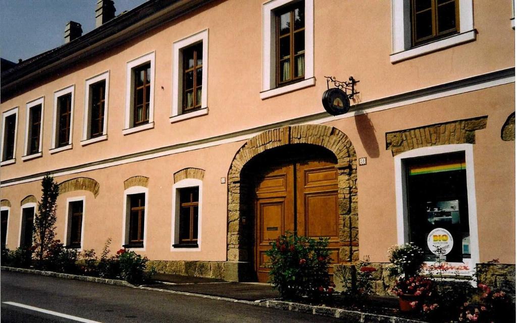 a building with a brown door on a street at Ferienwohnungen Manuela in Schottwien