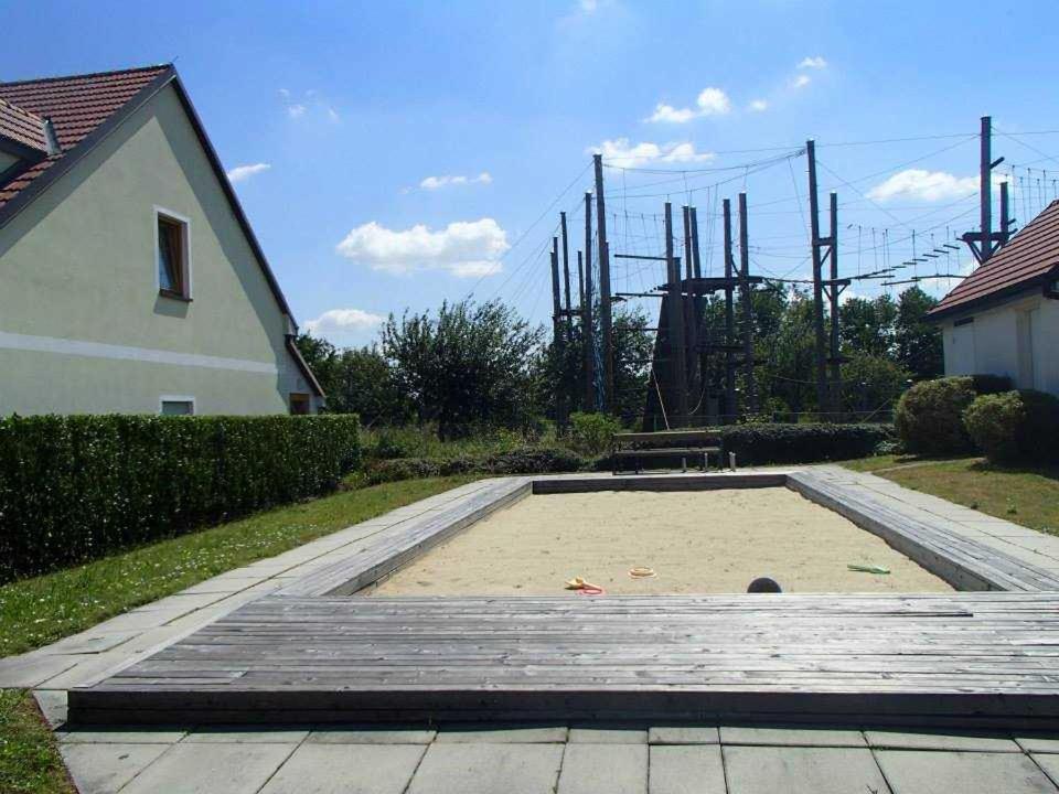 einen Sandkasten in der Mitte eines Gartens in der Unterkunft Ferienhaus Lutzmannsburg in Lutzmannsburg