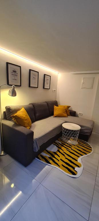 uma sala de estar com um sofá e um tapete em AMB center point em Ljubljana