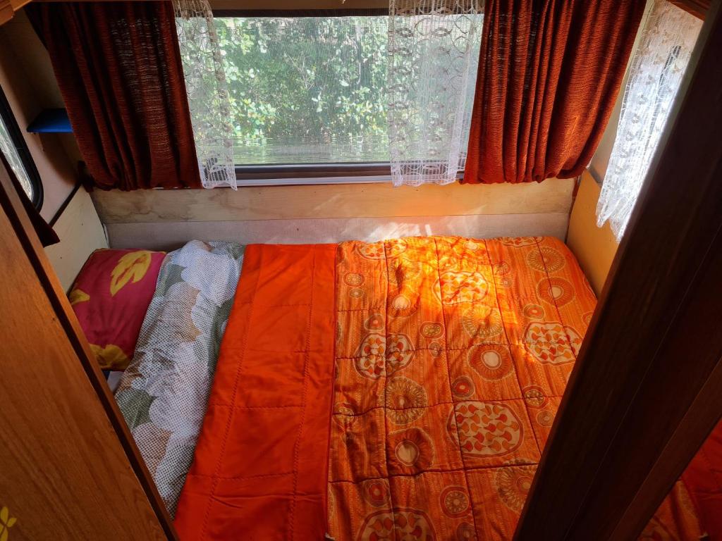 Postel nebo postele na pokoji v ubytování Jolie caravane à SÏvåñă Oasis de Lumière