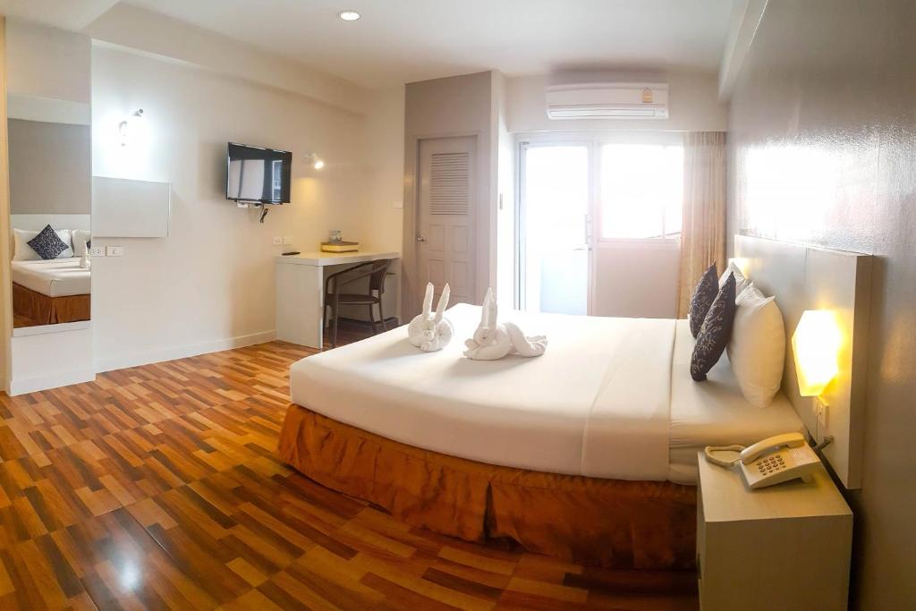 Postel nebo postele na pokoji v ubytování Eastiny Inn Hotel