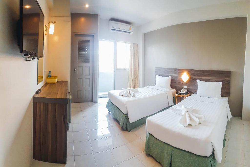 Postel nebo postele na pokoji v ubytování Eastiny Inn Hotel