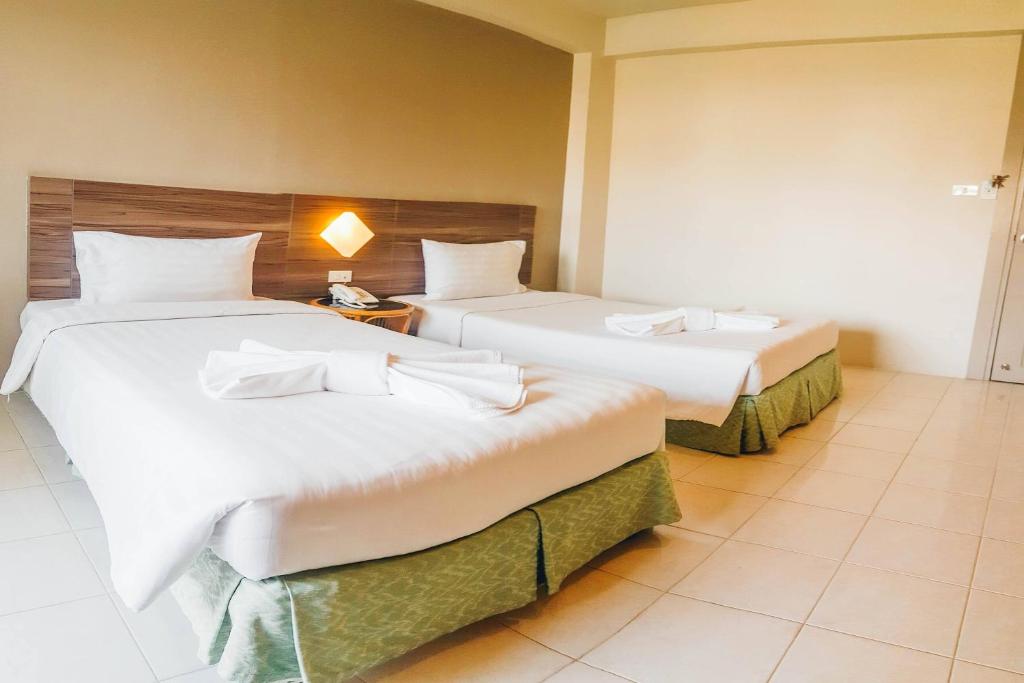 Postel nebo postele na pokoji v ubytování Eastiny Inn Hotel