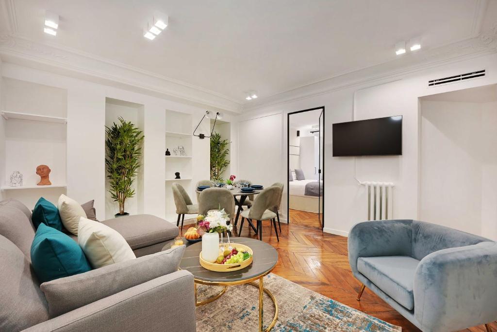 un salon avec un canapé et une table dans l'établissement Amazing Apartment - 2BR-6P - Gare Saint-Lazare, à Paris