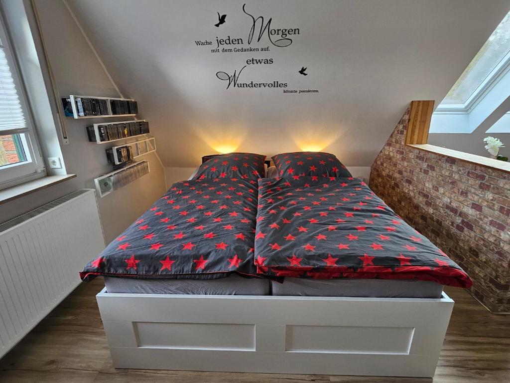 1 cama con 2 almohadas en una habitación en Loft- Privatzimmer 30qm im Dachgeschoss mit eigenem Bad, en Ahaus