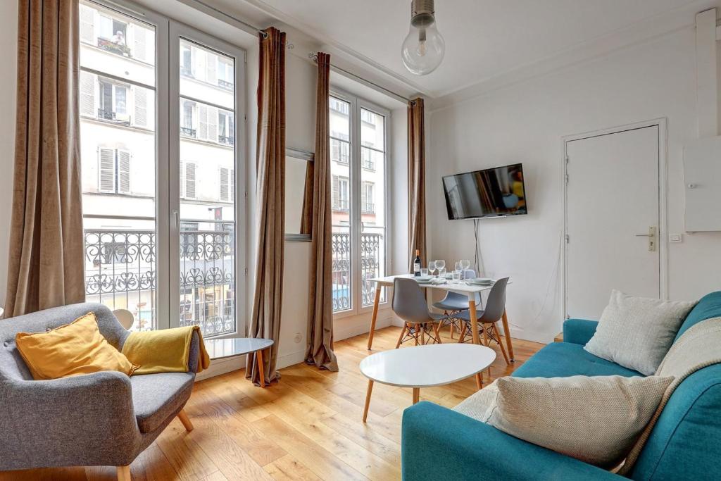 un salon avec un canapé et une table dans l'établissement 338 Suite Montmartre - Superb apartment in Paris, à Paris