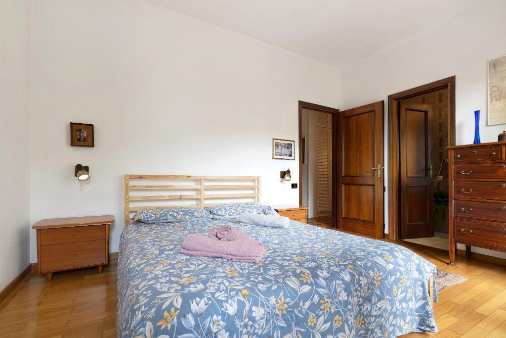 Un dormitorio con una cama con una toalla rosa. en Il giardino di Giò, en Finale Ligure