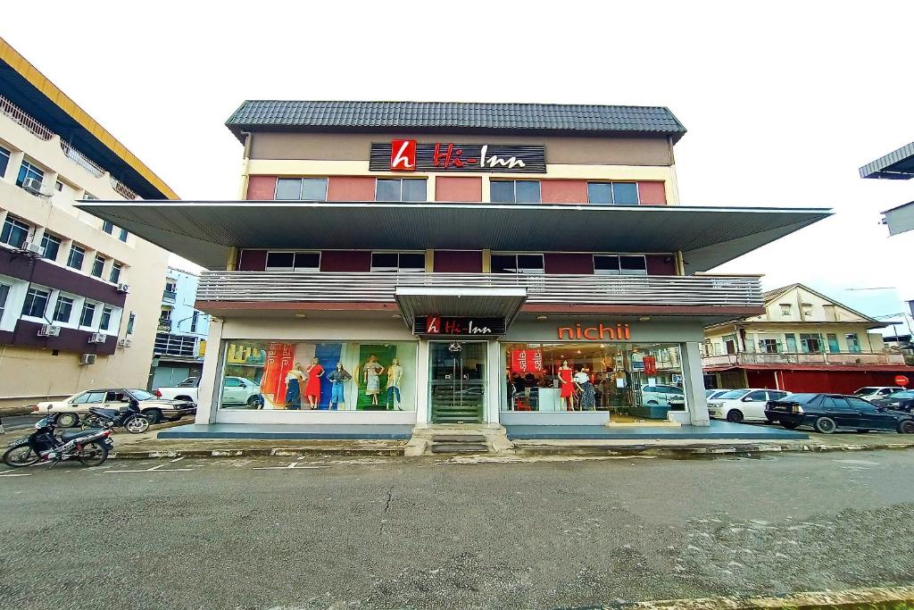 un negozio sul lato di una strada di OYO 90091 Hi Inn a Sibu