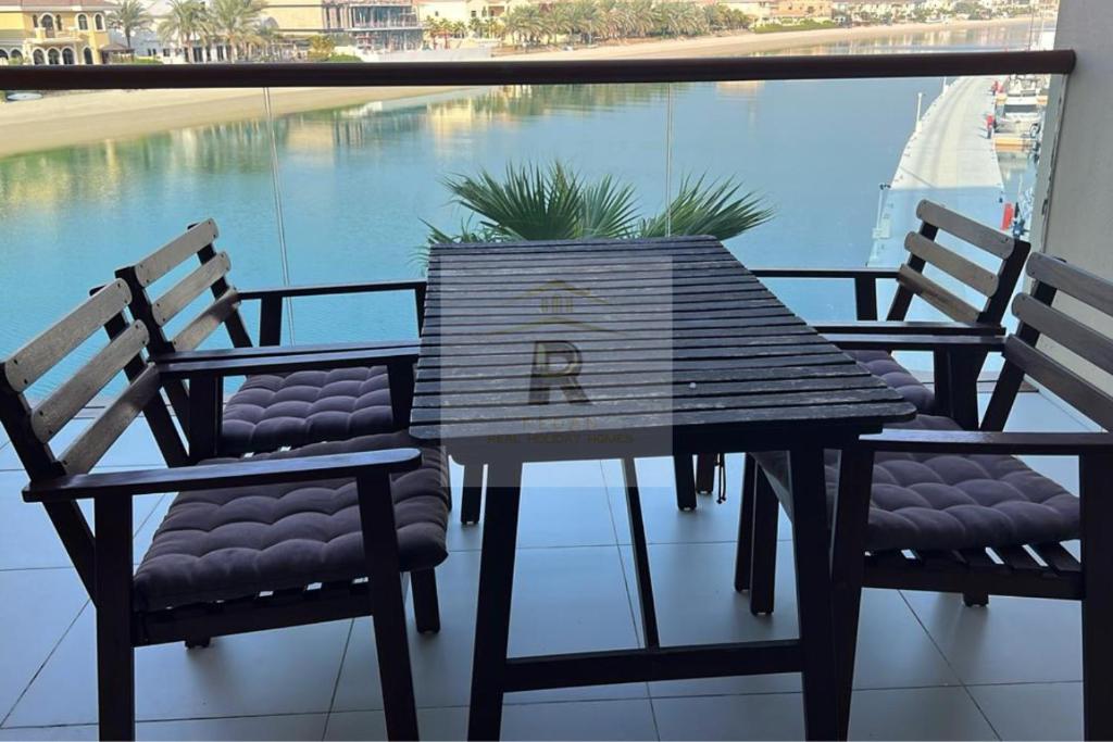 uma mesa e duas cadeiras com vista para uma piscina em Palm View East Jumeira - Studio Apartment em Dubai