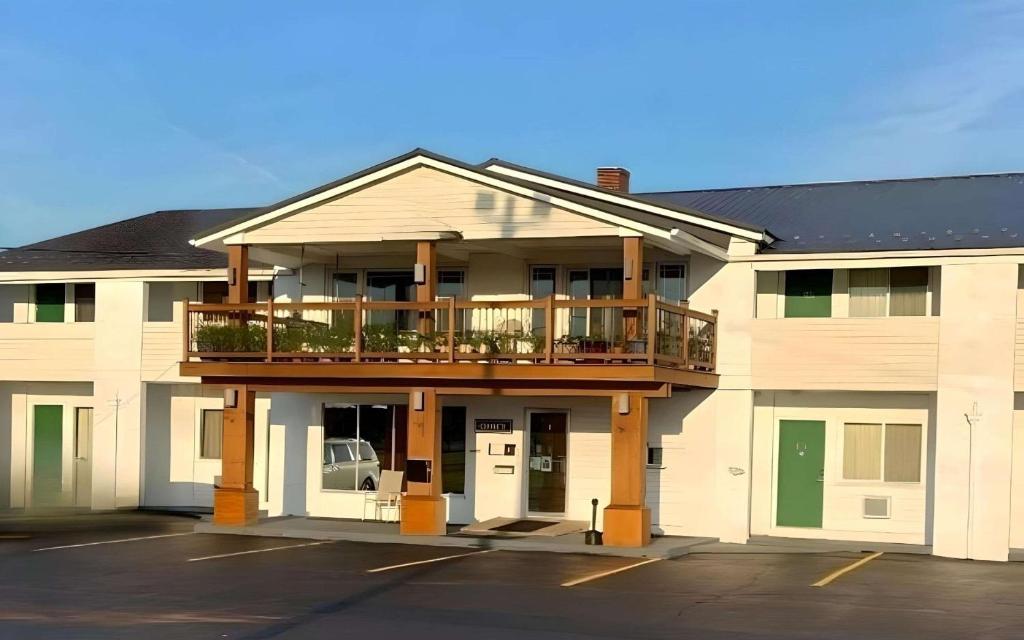 a large building with a balcony and a deck at Rodeway Inn in Manchester