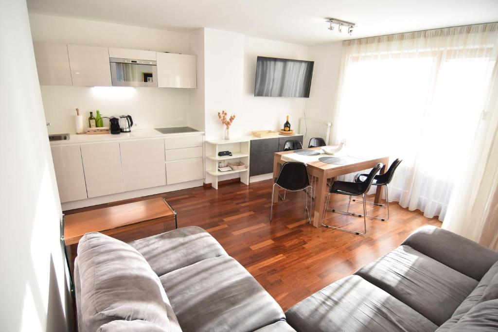 un soggiorno con divano e tavolo di T&B MOUNTAIN VIEW a Monguelfo