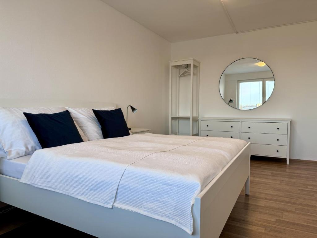 een slaapkamer met een groot bed en een spiegel bij Ubytování ve městě Velešín in Velešín
