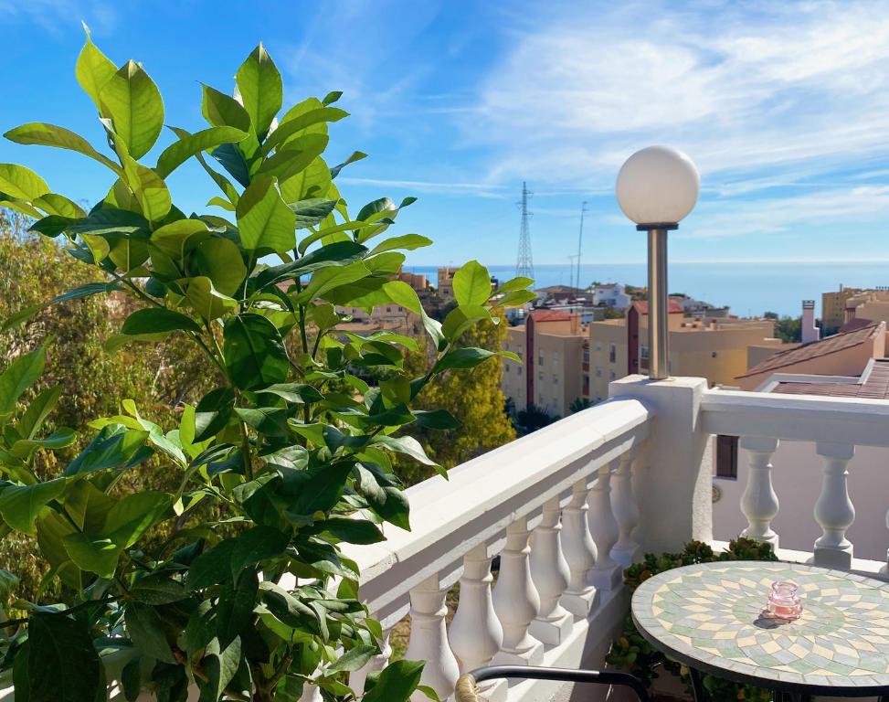 balcón con mesa y vistas a la ciudad en Penthouse Oceaview Apartment, en Cala del Moral