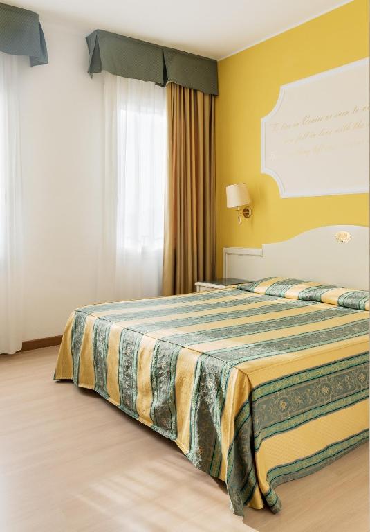 Postel nebo postele na pokoji v ubytování Hotel Ca' Tron