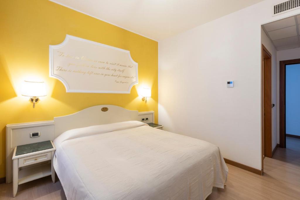 Postel nebo postele na pokoji v ubytování Hotel Ca' Tron