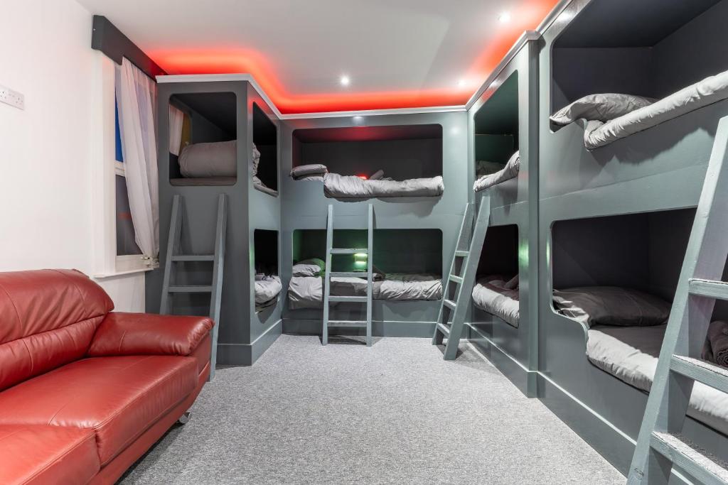 מיטה או מיטות קומותיים בחדר ב-The Breckfield