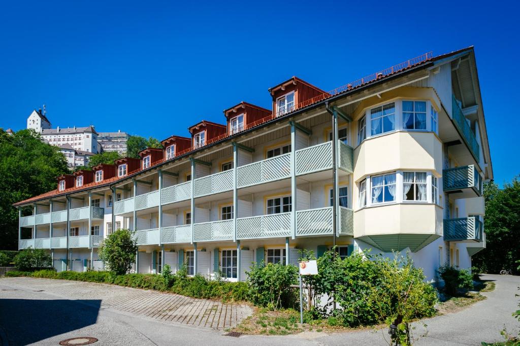 un gran edificio blanco con techo rojo en Burghotel Aschau, en Aschau im Chiemgau