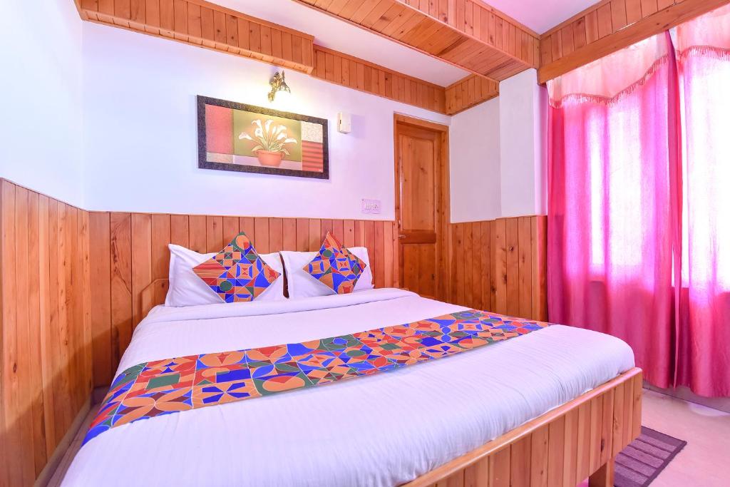 1 dormitorio con 1 cama grande en una habitación en FabHotel Elavali Valley, en Manali