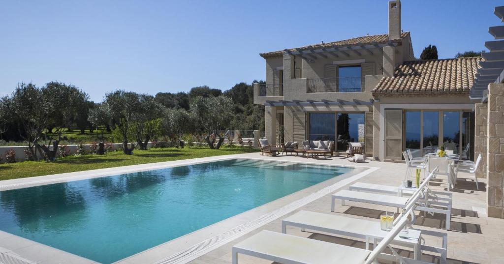 una villa con piscina y una casa en Villa Ylenia, en Argostoli