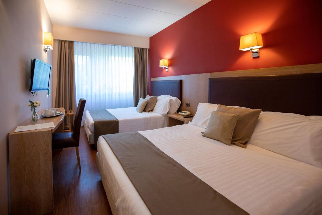 Postel nebo postele na pokoji v ubytování Hotel Palace del Conero